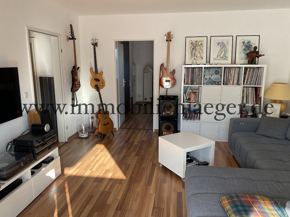 Alt-Garstedt modernes Wohnhaus - gepflegte Wohnung mit Balkon, halboffene EBK, Duschbad, 1.OG - Photo 1
